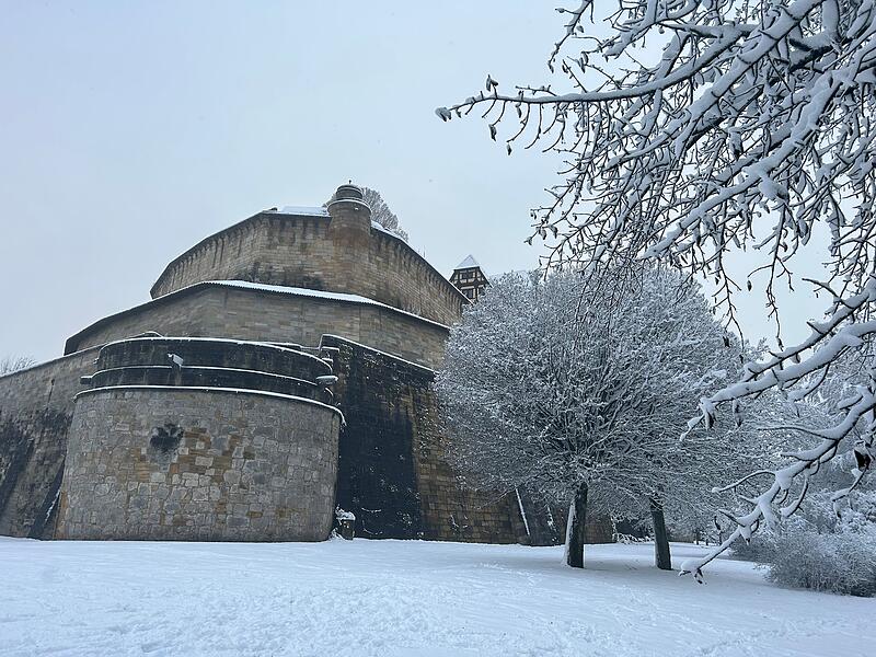 Spaziergang durch den verschneiten Hofgarten in Coburg