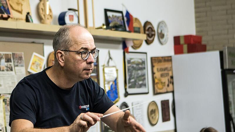 Dirigent Markus Hollstein probt mit der Blaskapelle Meeder