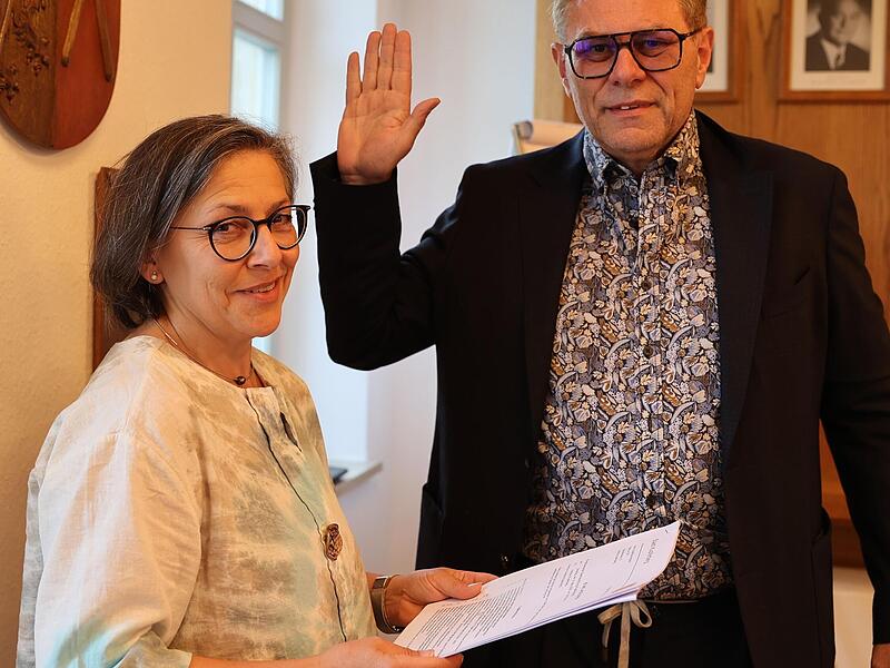 Erst vereidigte Ilona P&ouml;hlmann den neuen B&uuml;rgermeister der Stadt Kupferberg, Peter Sandler-Schiffauer.