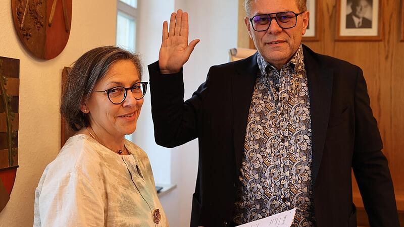 Erst vereidigte Ilona P&ouml;hlmann den neuen B&uuml;rgermeister der Stadt Kupferberg, Peter Sandler-Schiffauer.