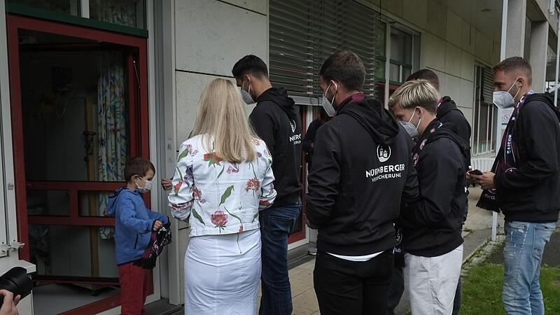 Die Patienten der Nürnberger Kinderklinik bekamen Fanartikel des 1. FC Nürnberg.
