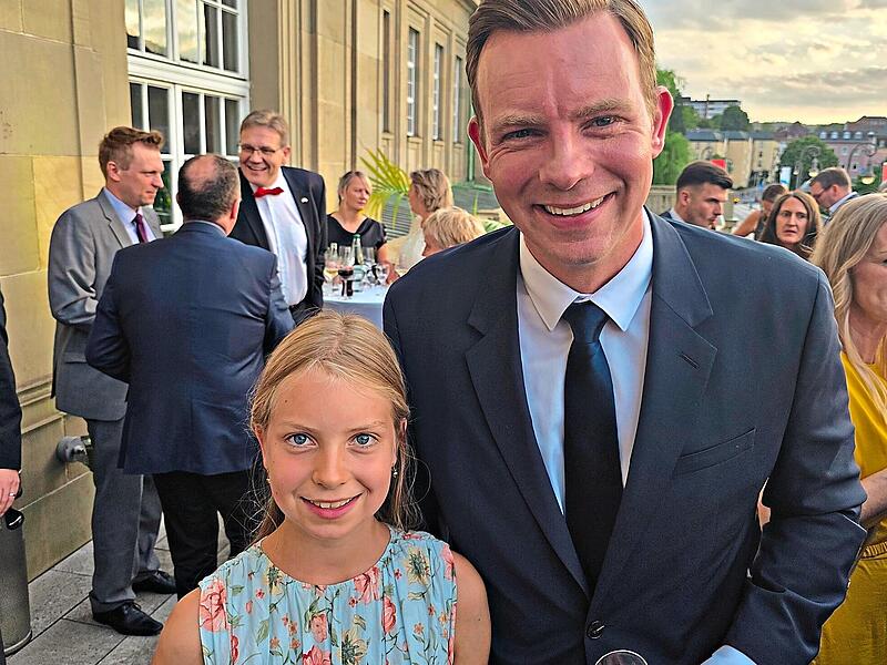 Martin Wende, CSU-Bezirksvorsitzender, mit seiner Tochter Clara. Die Neunjährige war begeistert vom komplizierten und fordernden Konzert der Tschechen: Es war toll, schwärmt sie am Rande der Veranstaltung. Susanne Will Martin Wende, CSU-Bezirksvorsitzender, mit seiner Tochter Clara. Die Neunjährige war begeistert vom komplizierten und fordernden Konzert der Tschechen: Es war toll, schwärmt sie am Rande der Veranstaltung. Susanne Will