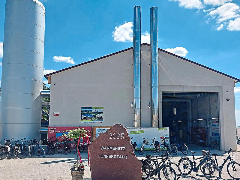 Das Heizkraftwerk Lonnerstadt und der Solarpark wurden offiziell eingeweiht.Sandra Buchwald Das Heizkraftwerk Lonnerstadt und der Solarpark wurden offiziell eingeweiht.Sandra Buchwald