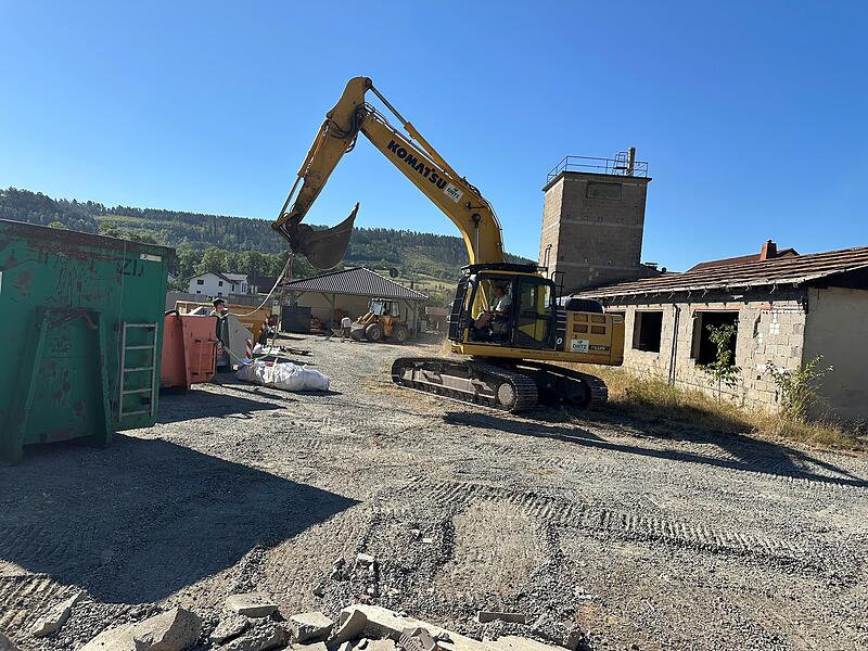 Wohnungsbau Bagger beim Abriss in Höfles