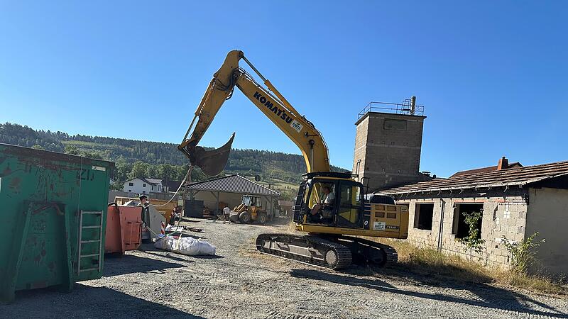 Bagger beim Abriss in H&ouml;fles