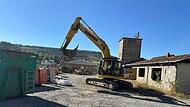 Bagger beim Abriss in H&ouml;fles