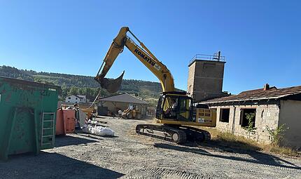 Bagger beim Abriss in H&ouml;fles