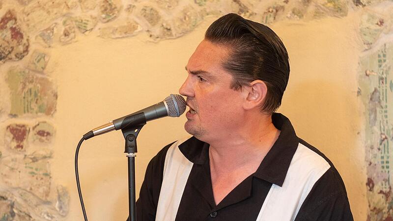 Arne Unbehauen bei seinem Auftritt am 29. Juli 23 im Kaffeehaus im Aischgrund in Dachsbach.Forchheim & Fränkische Schweiz Arne Unbehauen bei seinem Auftritt am 29. Juli 23 im Kaffeehaus im Aischgrund in Dachsbach.Forchheim & Fränkische Schweiz