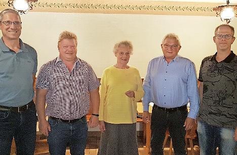 BLSV-Ehrungen für langjährige Vereinstreue führte beim SV Nurn Vorsitzender Vinzenz Sesselmann (links) durch. Rechts neben ihm die Geehrten Jürgen Eckert (für 40 Jahre Zugehörigkeit), Ingrid Burkert-Mazur (50 Jahre), Helmut Klug (50 Jahre) und Marco Bauer (25 Jahre)