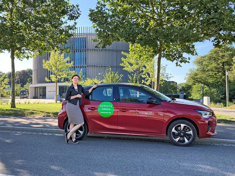 Agnes Hintzmann mit einem Wagen von Meiaudo vor dem Globe in Coburg