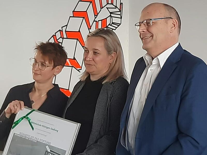Barbara Brenner (Konrektorin), Viola Keil (NuT Lehrerin) und Herr Schuster (Schaeffler AG) nach der Preisverleihung.