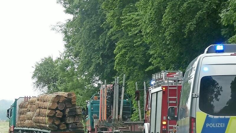 Polizei und Feuerwehr sicherten den Holztransporter, dessen Ladung verrutscht war.