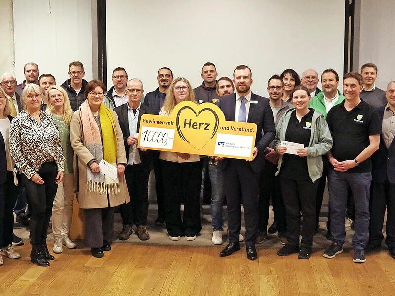 Die VR-Bank Oberfranken-Mitte spendete 10.000 Euro aus Mitteln des Gewinnsparens an gemeinnützige Vereine. Die VR-Bank Oberfranken-Mitte spendete 10.000 Euro aus Mitteln des Gewinnsparens an gemeinnützige Vereine.