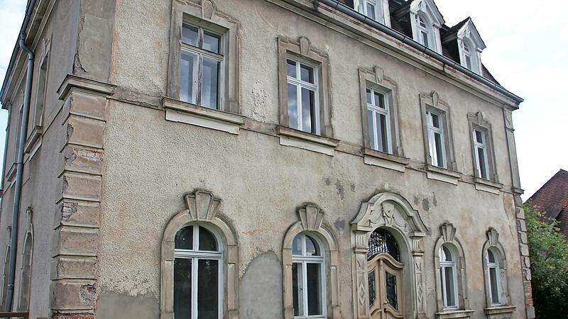 Aus dem einstigen Schmuckst&uuml;ck &bdquo;Alte Post&ldquo; soll wieder ein ansehnliches Geb&auml;ude werden. Rund 1,8 Millionen Euro will die Marktgemeinde daf&uuml;r investieren.