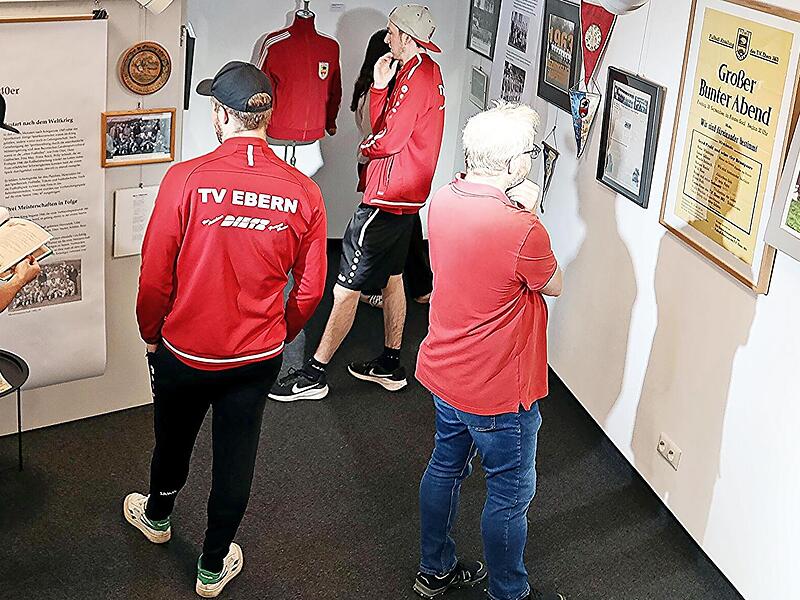 Junge aktive Fu&szlig;baller und sonstige Interessierte versetzen sich in fr&uuml;here Zeiten zur&uuml;ck.