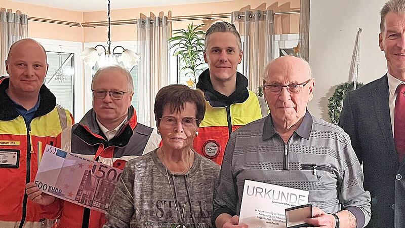 Unser Foto zeigt (von links) Gruppenführer Manuel Vorndran, KBL Burkard Kühn, Frank Weigand HvO, das Ehepaar Fehr und 1. Vorsitzenden Michael Rendl. Unser Foto zeigt (von links) Gruppenführer Manuel Vorndran, KBL Burkard Kühn, Frank Weigand HvO, das Ehepaar Fehr und 1. Vorsitzenden Michael Rendl.