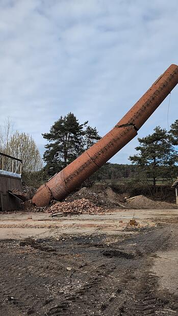 Burggrub: Abriss der Porzellanfabrik Eversberg geht voranBurggrub: Schlot der Eversberger Porzellanfabrik f&auml;llt