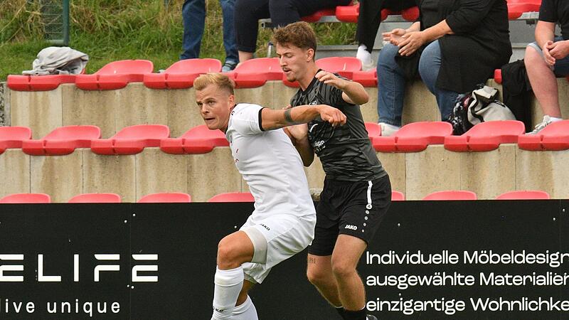 Der Ebersdorfer Leon Holzheid (links), hier im Zweikampf mit Jannis L&ouml;hlein, stand zum ersten Mal in der Startelf und zeigte eine gute Leistung.
