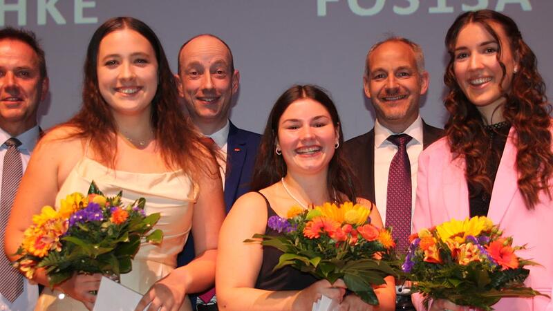 Grund zur Freude haben die Landkreissieger aus den 13. Klassen mit (vorne von links) Laura Schweitzer (1,7), Lisa Moschke (2,0) und Amelie Hofstetter (1,5). Mit ihnen freuen sich (hinten, von links) Schulleiter Alexander Battistella, sein Stellver...