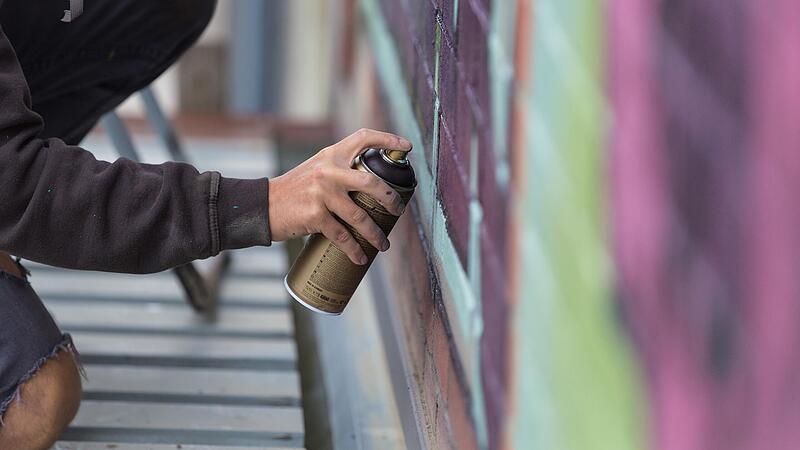 Fremde Geb&auml;ude rechtswidrig mit Farbe zu bespr&uuml;hen, erf&uuml;llt den Straftatbestand der Sachbesch&auml;digung (Symbolfoto).&nbsp;