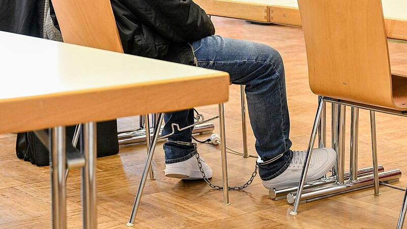 In Fu&szlig;fesseln vor Gericht: Angef&uuml;hrt von einem 25-j&auml;hrigen Fu&szlig;baller und Hip-Hop-Musiker soll eine Dealerbande in W&uuml;rzburg brutale Folterungen begangen haben. Am Mittwoch sagten Opfer aus.