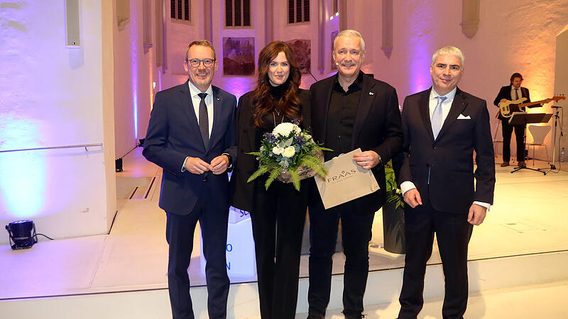 Die oberfränkische IHK-Spitze mit Hauptgeschäftsführer Wolfram Brehm (links) und Präsident Dr. Michael Waasner konnte mit dem Starkoch Alexander Herrmann – hier mit Ehefrau Maxi Friedrichs – einen ganz besonderen Festredner für den Neujahrsempfang 2025 im Dominikanerbau gewinnen.