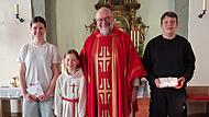 Wechsel bei den Ministranten: (von links): Mia Geier, Elli Geier, Pfarrer Peter R&uuml;b und Leon Beck.