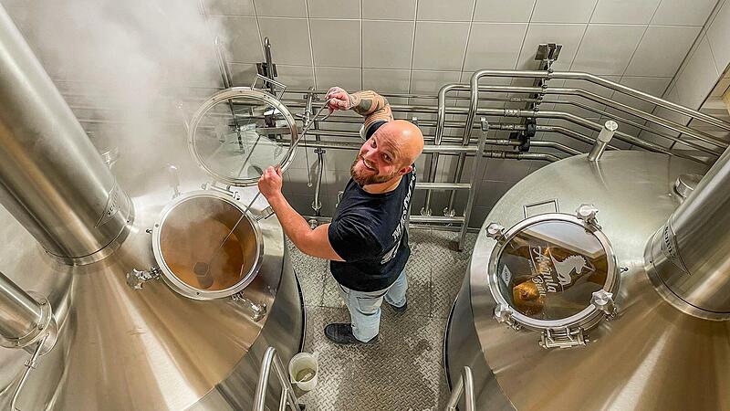 Brauer Tim Heim hat in Bambergs neuester Brauerei Ahörnla die zwei ersten Biere fertiggestellt.