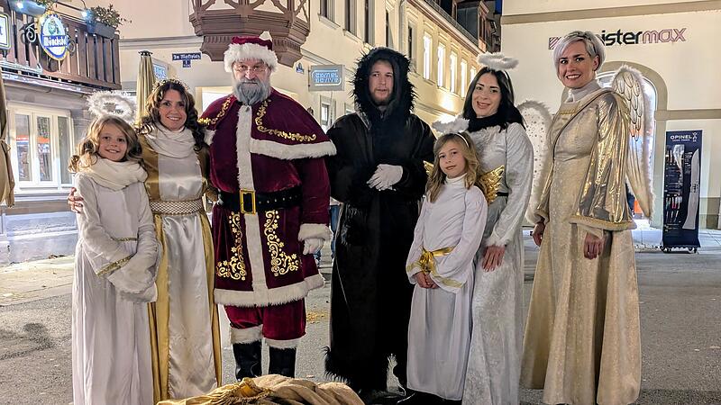 Der Nikolaus (Harald Breitenfeldt), Knecht Ruprecht (Joe-Louis Tuschinski) und das Christkind (Carolin Rottenberger, Zweite von links) mit ihren Engeln