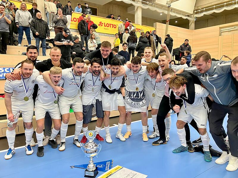 &Uuml;berbordende Freude beim SC Sylvia Ebersdorf nach dem Gewinn der Bayerischen Hallenmeisterschaft 2026.
