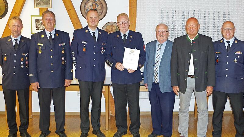 Dritter Kommandant Holger Krautwurst (Mitte) wurde für 40 Jahre Treue geehrt. Mit im Bild (von links) Vorsitzender Norbert Brökelschen, Kreisbrandinspektor Harald Schnappauf, Kommandant Christian Wick, Dritter Kommandant Holger Krautwurst, stellvertretender Bernd Steger, Bürgermeister Peter Ebertsch, und Kreisbrandmeister Harald Meyer