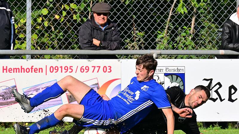 Ben Zimmermann (blaues Trikot) und die SpVgg Zeckern sind 2023 noch im Aufstiegsrennen der Kreisliga 1 ER/PEG. Tobias M&uuml;ller und der TSV R&ouml;ttenbach d&uuml;rften dagegen nur noch um die Goldene Ananas spielen.