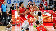 Zach Copeland (mit Ball) fliegt am Braunschweiger Sananda Fru vorbei und erzielt zwei seiner 27 Punkte.
