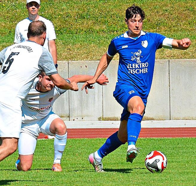 Traf gegen den TSV Großbardorf II zweimal mit dem Kopf: Kissingens Kapitän Cedric Bäßler (rechts), hier im Testspiel gegen den FC Fuchsstadt.ssp Traf gegen den TSV Großbardorf II zweimal mit dem Kopf: Kissingens Kapitän Cedric Bäßler (rechts), hier im Testspiel gegen den FC Fuchsstadt.ssp