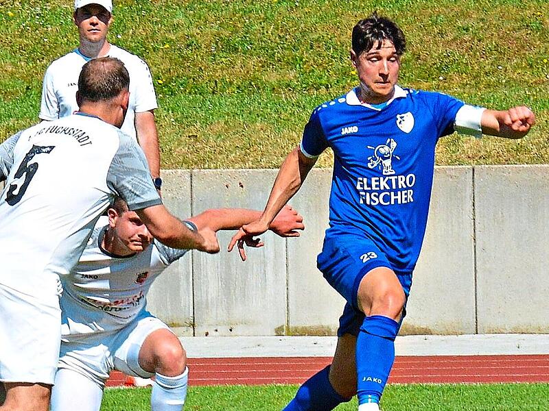 Traf gegen den TSV Gro&szlig;bardorf II zweimal mit dem Kopf: Kissingens Kapit&auml;n Cedric B&auml;&szlig;ler (rechts), hier im Testspiel gegen den FC Fuchsstadt.ssp