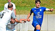 Traf gegen den TSV Gro&szlig;bardorf II zweimal mit dem Kopf: Kissingens Kapit&auml;n Cedric B&auml;&szlig;ler (rechts), hier im Testspiel gegen den FC Fuchsstadt.ssp