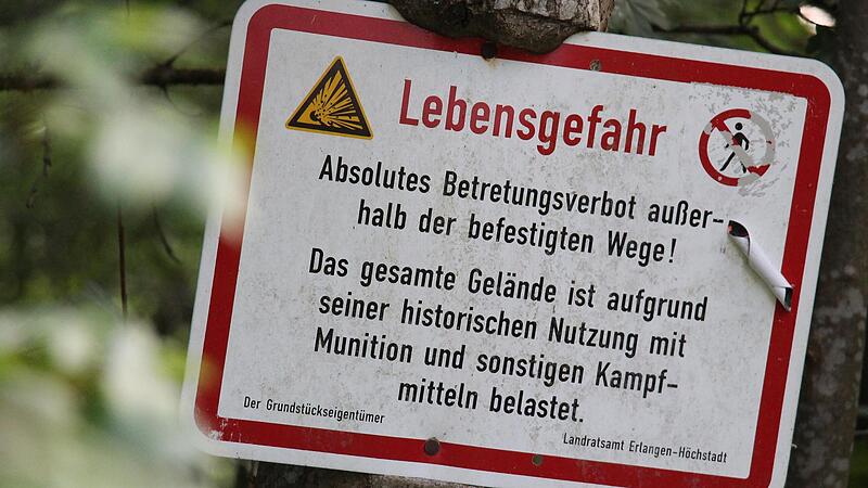 Überall weisen im Tennenloher Forst Schilder auf die Explosionsgefahr hin. Das Verlassen der Wege ist streng verboten.