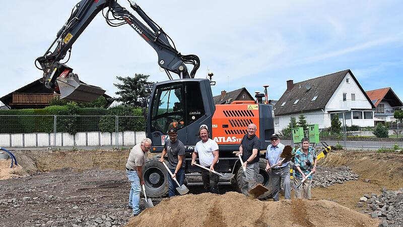 An der Ecke Bernhauser Stra&szlig;e/Badangerstra&szlig;e entsteht in Knetzgau ein Geb&auml;ude mit R&auml;umen f&uuml;r eine Tagespflege. Den obligatorischen Spatenstich vollzogen (von links) Norbert Klug, Florian Klug, Harry M&uuml;ller, B&uuml;rgermeister Stefan Paulus sowie die An...