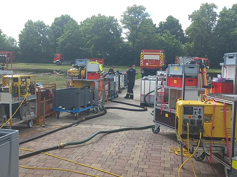 Die Feuerwehren sind mit viel Gerät und Material im Einsatz. Die Feuerwehren sind mit viel Gerät und Material im Einsatz.