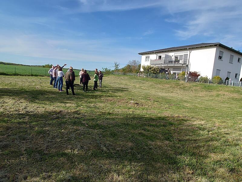 Den Bau eines Mehrfamilienhauses auf diesem Grundst&uuml;ck in H&ouml;chstadt lehnte der Bauausschuss nach der Ortsbesichtigung ab.