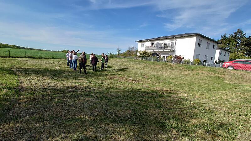 Den Bau eines Mehrfamilienhauses auf diesem Grundst&uuml;ck in H&ouml;chstadt lehnte der Bauausschuss nach der Ortsbesichtigung ab.