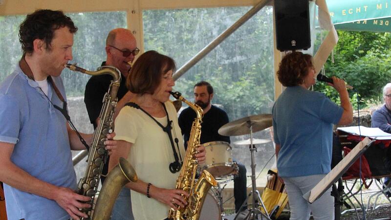 Jammen, was das Zeug hält, heißt die Devise beim Jazzfest auf der Trimburg. Die Saxophon-Equipe besteht aus Sebastian Mahr sowie Birgit und Rainer Nöth. Sängerin ist Hilda Wischnewski.