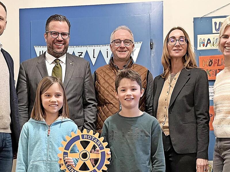 (Von links nach rechts) Steffen Krambo (Rotary Bad Kissingen), Pr&auml;sident Nico Sauer (Rotary Bad Kissingen), Rektor Bernd Czelustek (Henneberg Schule), Rektorin Marietta Menz (Sinnberg Schule) und Gunhild Seitz (Henneberg Schule) freuen sich mit Sc...