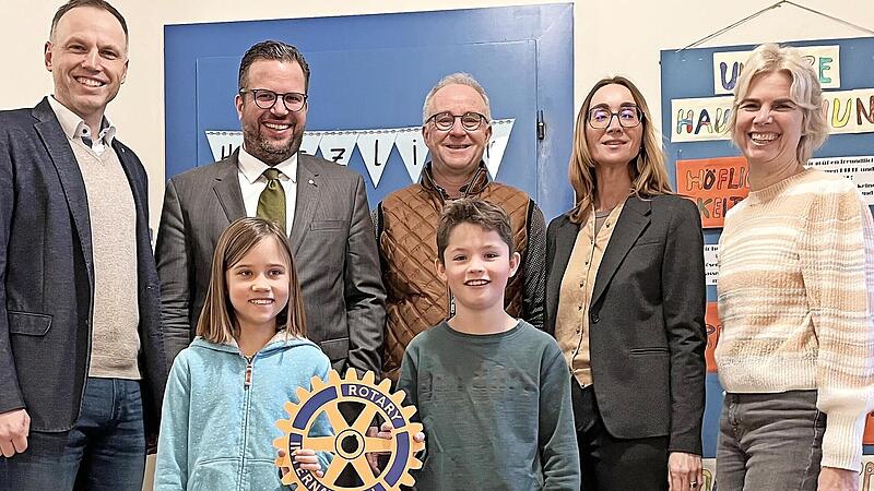 (Von links nach rechts) Steffen Krambo (Rotary Bad Kissingen), Pr&auml;sident Nico Sauer (Rotary Bad Kissingen), Rektor Bernd Czelustek (Henneberg Schule), Rektorin Marietta Menz (Sinnberg Schule) und Gunhild Seitz (Henneberg Schule) freuen sich mit Sc...