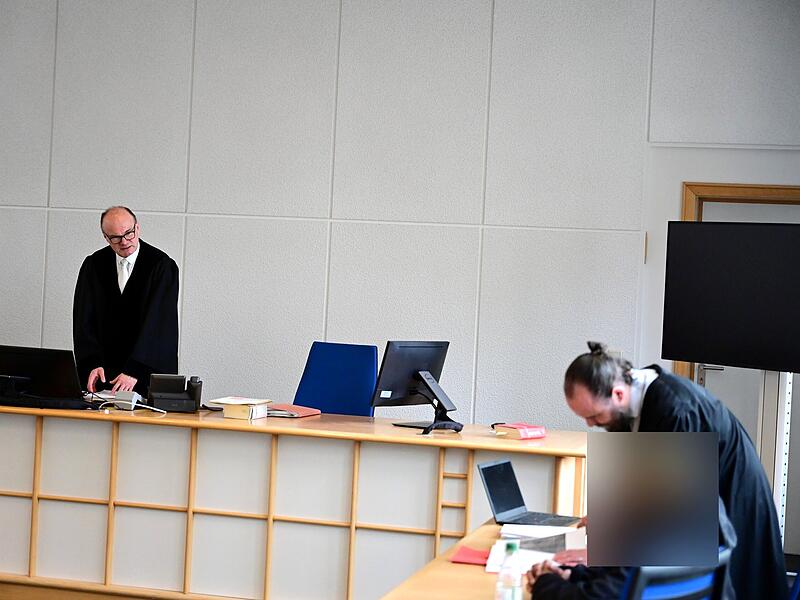 Strafrichter Matthias Bachmann, Rechtsanwalt Christian Barthelmes aus Bamberg und der Angeklagte