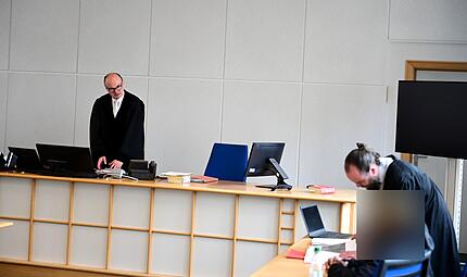 Strafrichter Matthias Bachmann, Rechtsanwalt Christian Barthelmes aus Bamberg und der Angeklagte