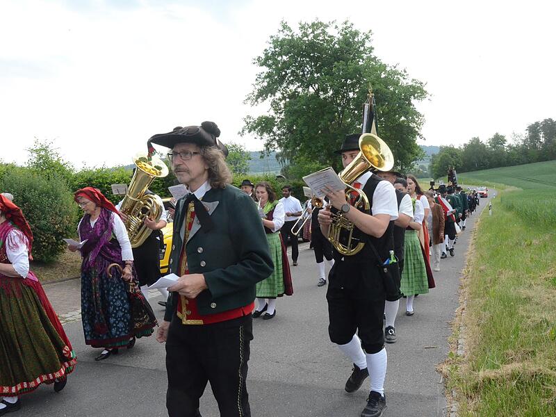 Mit Musik zogen die Teilnehmer der Oberfr&auml;nkischen Gautrachtenwallfahrt durch den Ort.