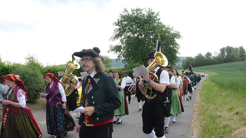Mit Musik zogen die Teilnehmer der Oberfr&auml;nkischen Gautrachtenwallfahrt durch den Ort.
