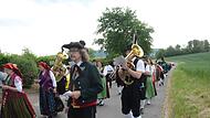 Mit Musik zogen die Teilnehmer der Oberfr&auml;nkischen Gautrachtenwallfahrt durch den Ort.