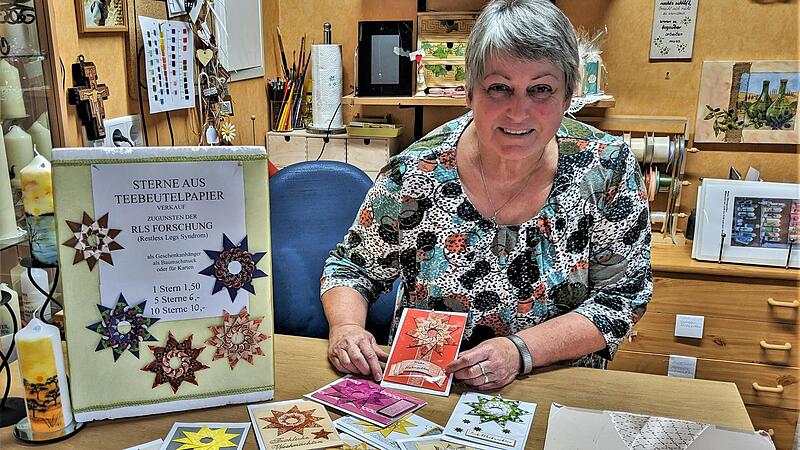 Herta Hey, Leiterin der Selbsthilfegruppe Bad Kissingen, verkauft ihre aus Teebeutel-Verpackungen gebastelten Papiersterne zur F&ouml;rderung der RLS-Forschung .